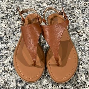 NWOT Wonderly Lilah Hooded Thong Sandals